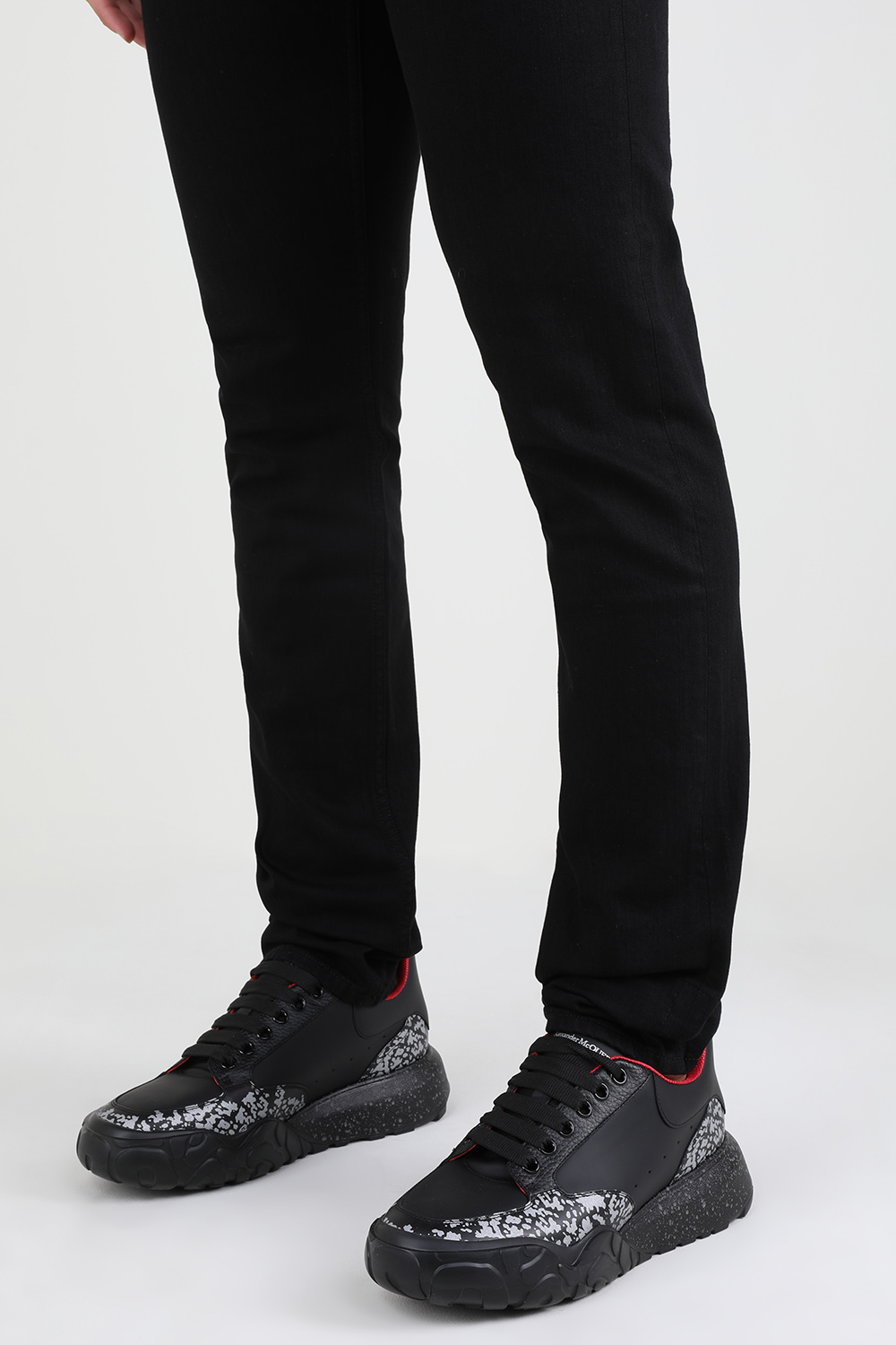 תמונת כל הלוק של סניקרס מעור עם הדפס ALEXANDER MCQUEEN